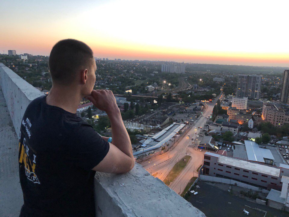 Ростовский экстремал отжался на краю двадцатиэтажного здания: видео