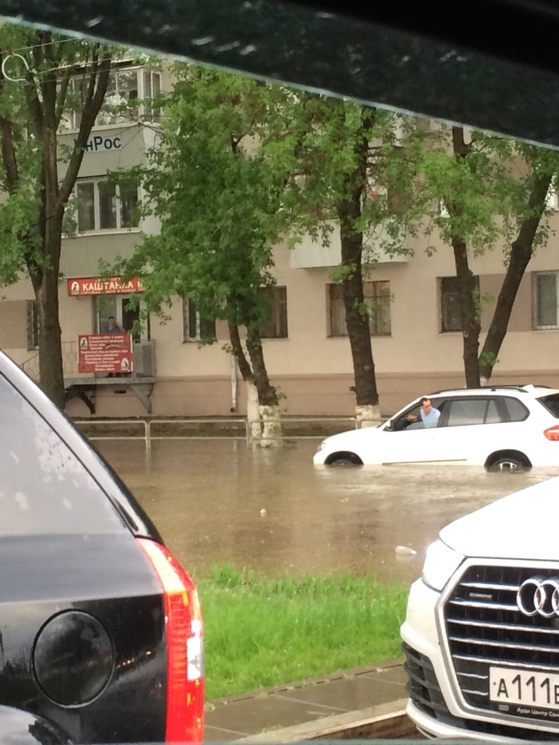 В Самаре машины в десятибалльной пробке затапливает водой по окна из-за «потопа»