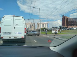 В Самаре на московском шоссе автобус вылетел на газон после столкновения с автомобилем
