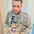 «Дети приняли за вампира»: В Самаре Николаю Расторгуеву вручили букет из чеснока и лука