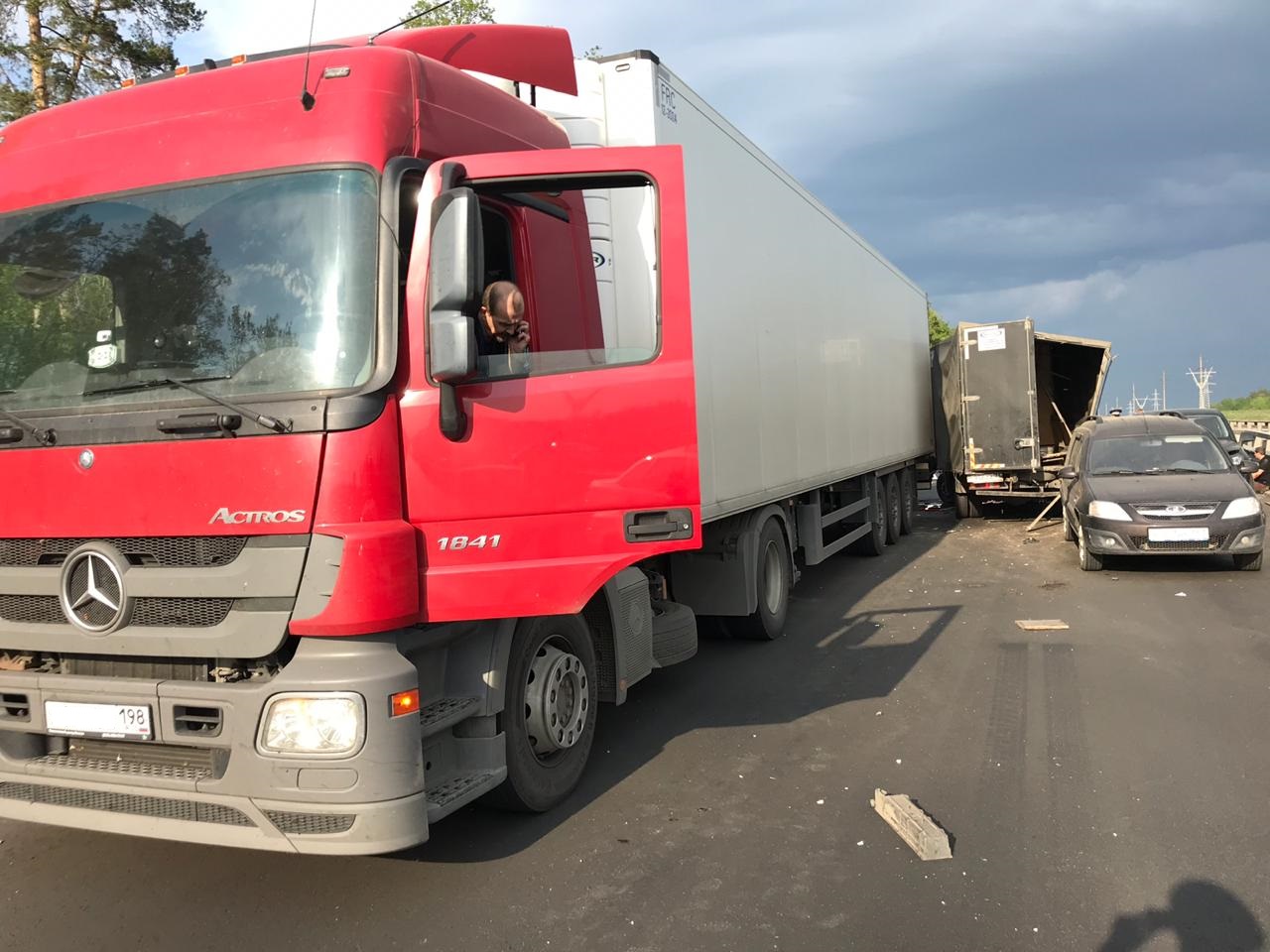 В Самарской области большегруз устроил массовое ДТП еще с двумя грузовиками и легковушками