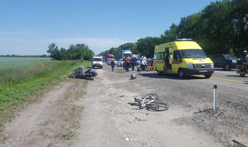 Мотоциклист сбил велосипедиста на трассе под Ростовом