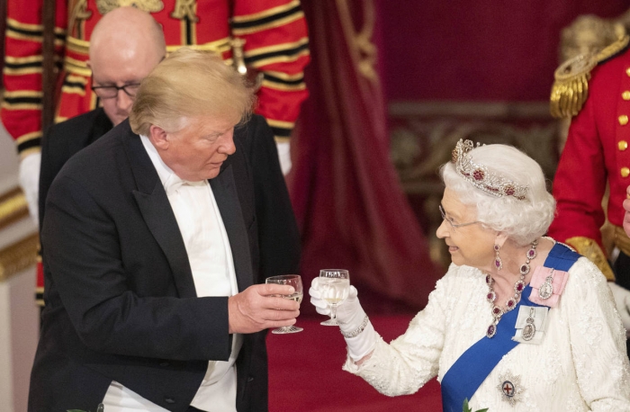 Дональд Трамп слегка обнял Елизавету II, чем нарушил королевский протокол