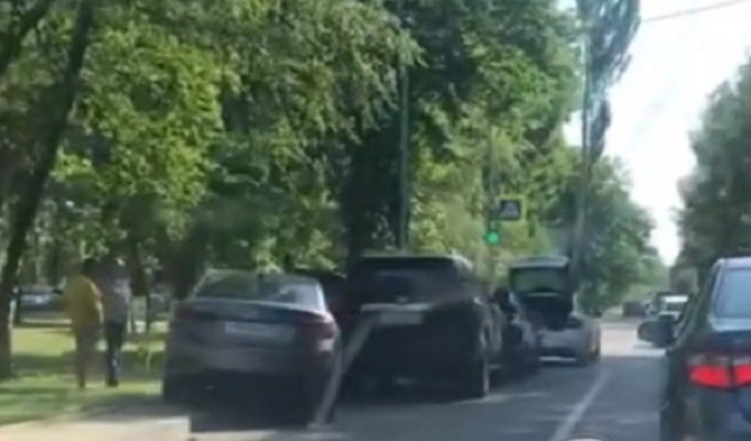 В Ростове произошло массовое ДТП с участием четырех машин: никто не пострадал