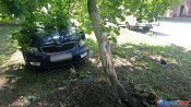 В Новочеркасске иномарка врезалась в дерево и перевернулась: видео